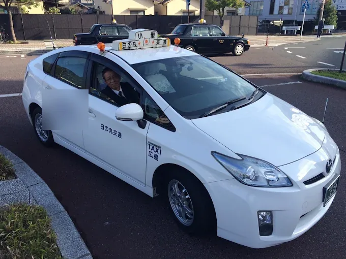 日の丸交通のタクシー車両。屋根の行燈が目印